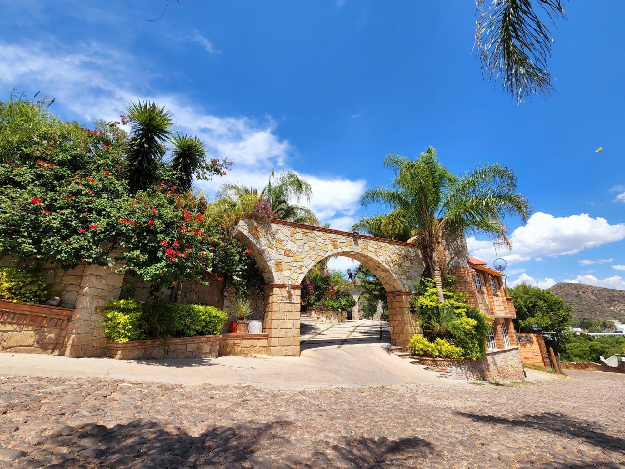Hotel Quinta Las Bugambilias Tecozautla Exterior foto